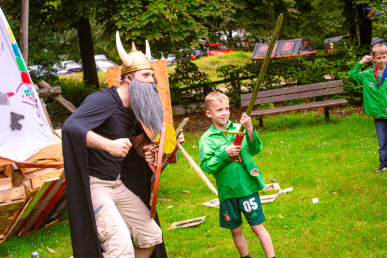 Een welp en een leider verkleed als viking op kamp