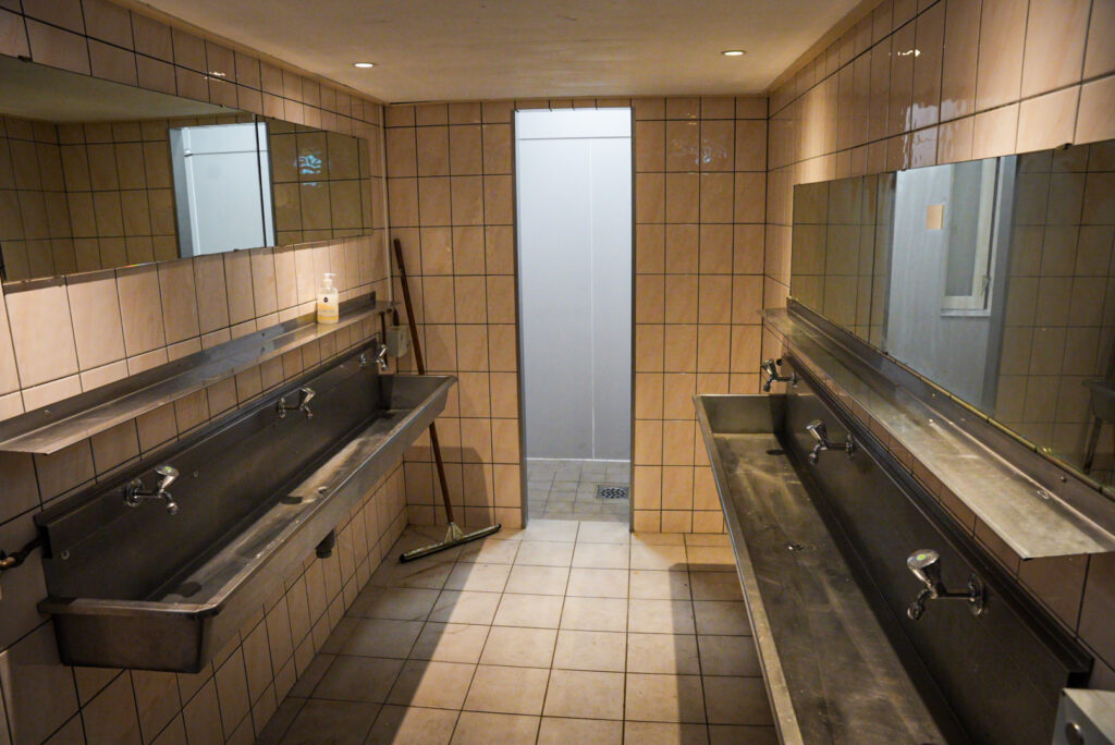 Wasbakken/douche beneden